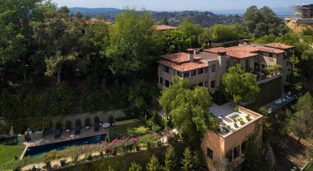 immagine Mischa Barton, la star di O.C. vende la sua villa di Beverly Hills per 7 milioni di dollari dopo 6 anni di trattative
