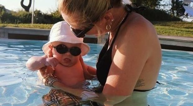 Chiara Ferragni in vacanza con il piccolo Leone, critiche sui social: «Perché gli metti gli occhiali?»