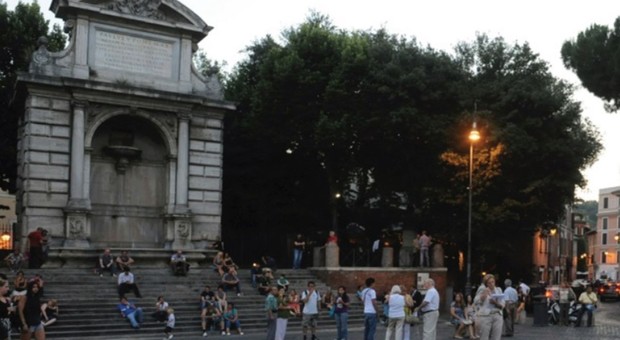 Roma, molesta passanti e si tuffa nella fontana di piazza Trilussa: multa da 450 euro per un turista