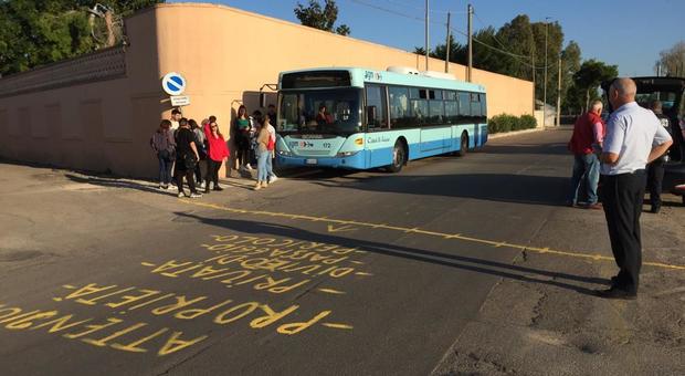 Blocca il bus per protesta: «Questa strada è mia». Passeggeri costretti a scendere