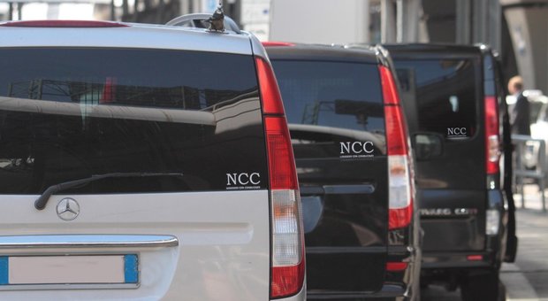Fiumicino, Ncc investe vigile all'aeroporto e va via: «Non mi ero accorto di nulla»