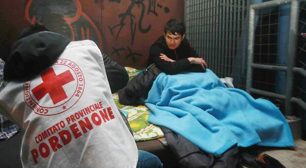 Migranti costretti a dormire in strada, scatta la protesta alla Prefettura