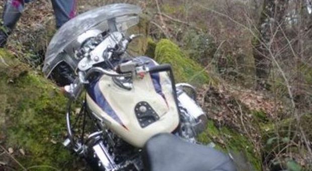 Una moto dopo un incidente (archivio)