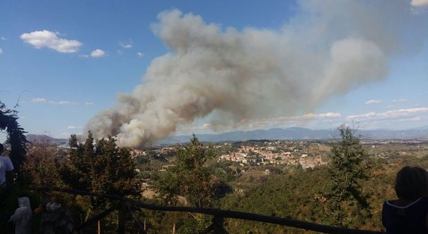Morlupo, grosso incendio: fiamme a pochi metri dalle case