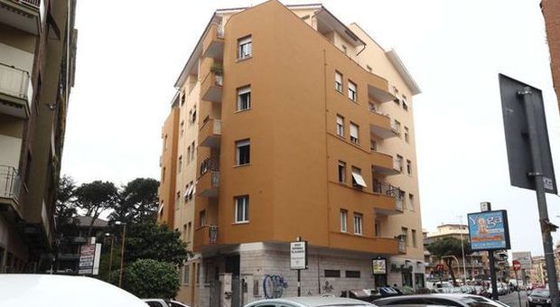 Roma, incendio in un appartamento: muore una donna, stabile evacuato