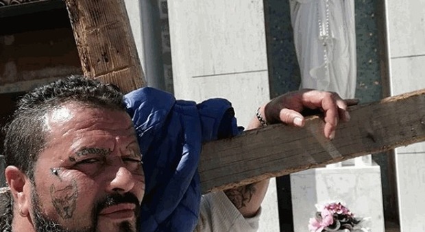 In pellegrinaggio da Milano a Roma con una croce di 40 chili in spalla: «Voglio espiare i miei peccati»