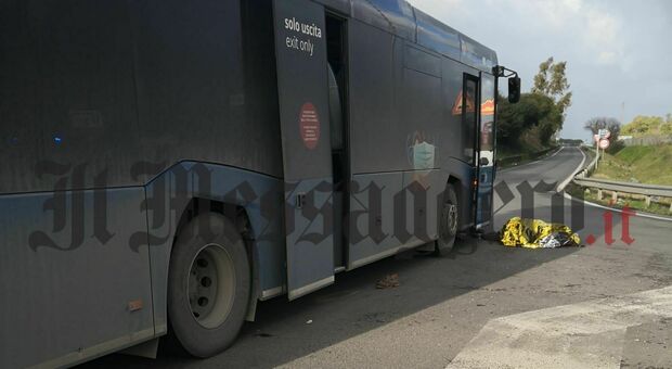 Incidente sulla Pontina, finisce con il ciclomotore sotto un bus: morto un uomo