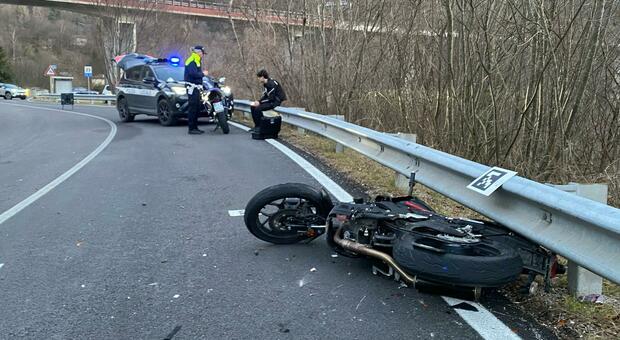 Incidente stradale sul Fadalto: motociclista travolto e statale bloccata. Il traffico deviato in autostrada