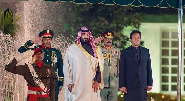 Mitra d'oro e investimenti: il viaggio in Asia del principe saudita