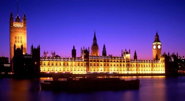 Il Parlamento inglese visto dal fiume Tamigi a Londra