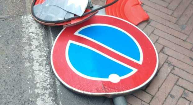 Siano, distrugge palo della segnaletica stradale con l'auto: deve pagare 300 euro