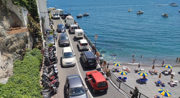 Traffico in Costiera amalfitana, un'immagine recente