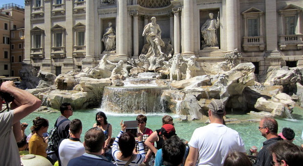 Roma, filmava sotto le gonne delle turiste a Fontana di Trevi: denunciato 43enne