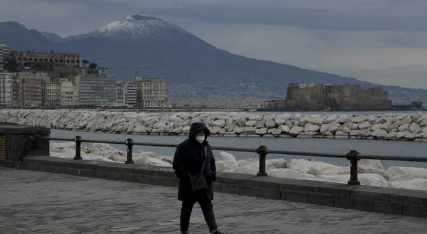 Lo spettacolo del Vesuvio ricoperto di neve: Napoli si è svegliata così