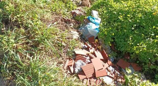Gomme di auto, bottiglie, materiale plastico e serbatoi in eternit: quanti rifiuti abbandonati