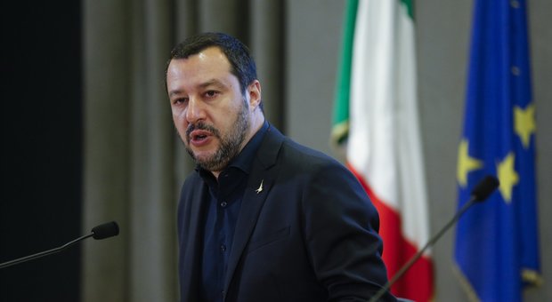 Sputò sul manifesto di Salvini: il tribunale archivia l'accusa di vilipendio