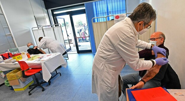 Vaccino Lazio, prenotazioni aperte per chi ha 68 e 69 anni: 40 mila appuntamenti in poche ore