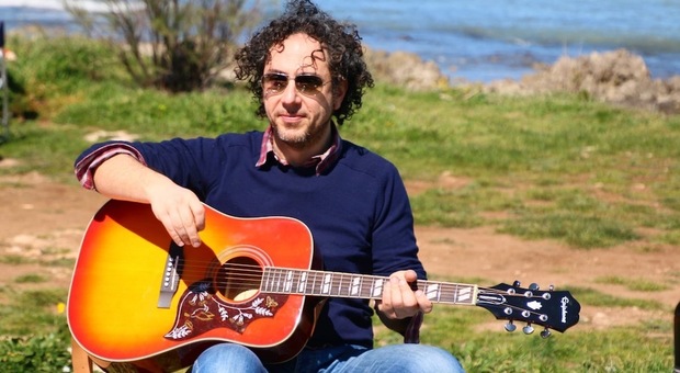 Muore a 47 anni Giovanni Stivaletta. Il dolore degli amici: «La sua chitarra metteva allegria»