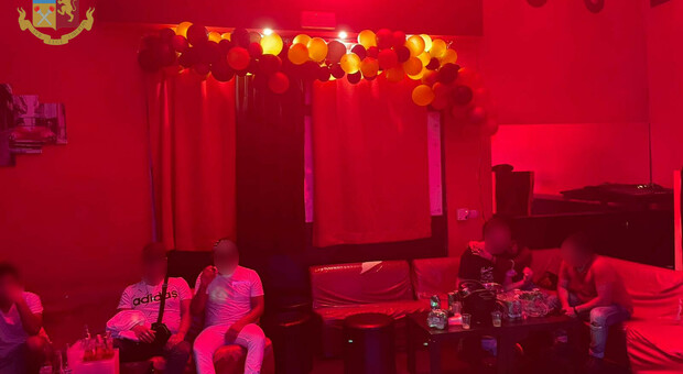 Tor Fiscale, chiusa discoteca abusiva a Roma: coca, alcol e balli senza mascherine