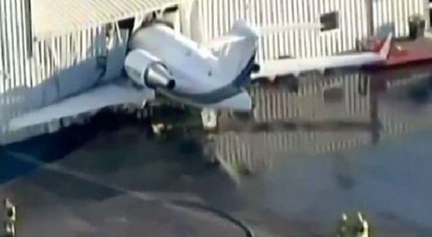 Un aereo in decollo si schianta contro un edificio: almeno due morti e quattro feriti