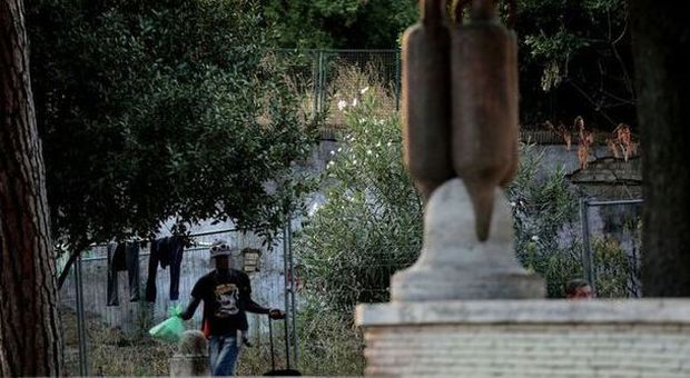 Roma, 50enne quasi violentata a Colle Oppio: salvata dai suoi cani