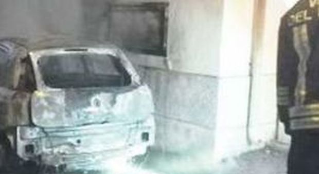 Auto incendiata sotto l'abitazione: proprietario ha obbligo di dimora