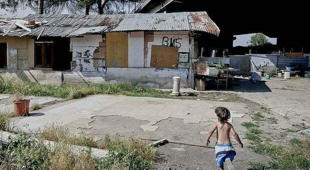 Covid a Napoli, 11 bambini contagiati nel campo rom di Secondigliano