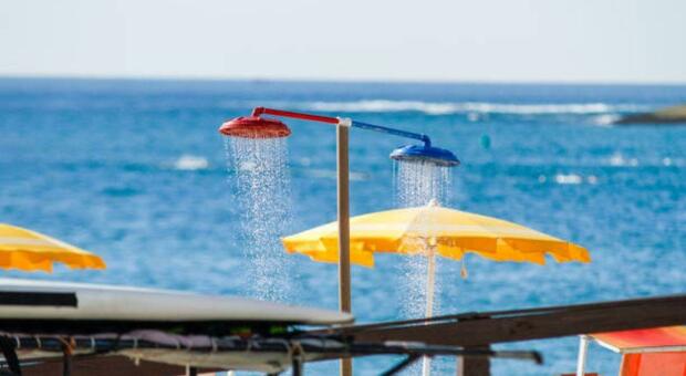 Acqua potabile nelle docce in spiaggia? I bagnini pesaresi insorgono