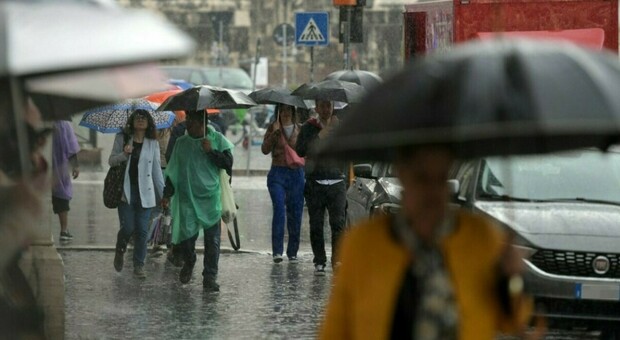 Bomba d'acqua su Roma, il temporale si abbatte sulla Capitale: ecco quanto durerà e le previsioni del weekend