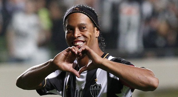 Ronaldinho lascia, il Barça ringrazia: «Sei stato il sorriso del Camp Nou»