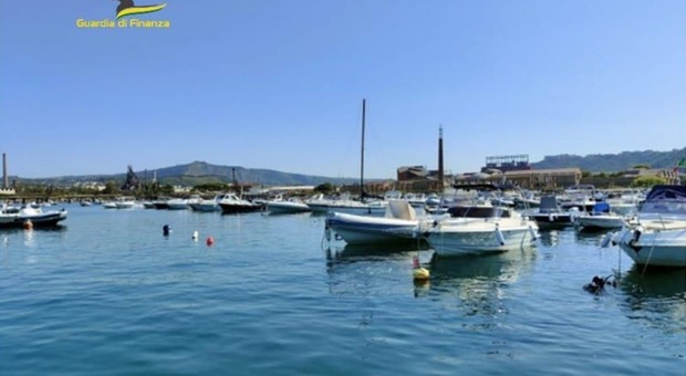 Estate 2022 a Napoli, blitz della Finanza a Coroglio: «Sequestrate 187 barche»