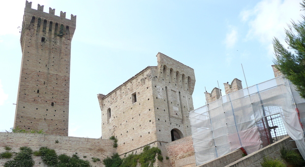 Osimano fa 20 chilometri a piedi nudi poi minaccia di gettarsi da una torre