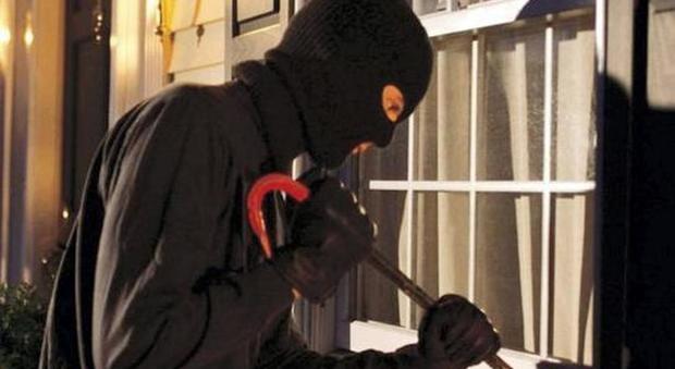 Ladri scatenati e furti a raffica: razzia notturna in dieci abitazioni