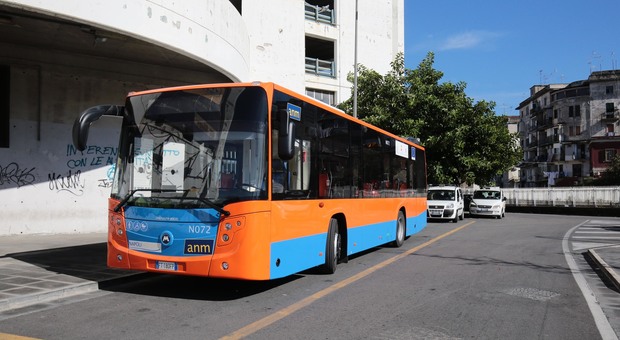 Nuovi bus dell'Anm, esordio beffa: a Napoli il primo si è già fermato