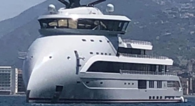 Nel Golfo di Napoli lo yacht extra lusso a prua rovesciata: è diretto a Capri