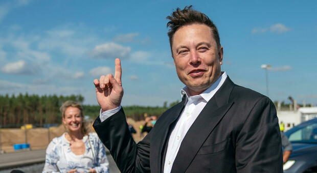 Elon Musk pigliatutto, vuole il 100% di Twitter: presentata un'offerta. «Ecco cosa voglio cambiare»