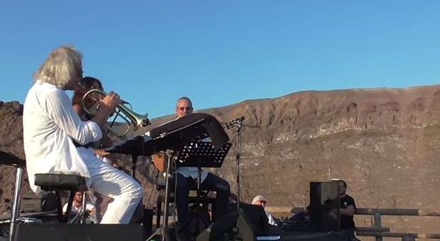 Napoli, l'emozionante concerto jazz sul cratere del Vesuvio| Guarda il video