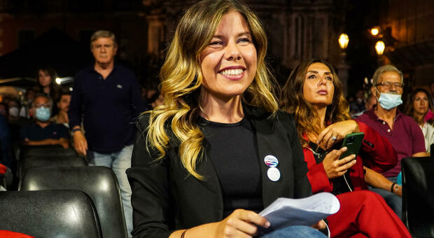 Elezioni a Napoli, Alessandra Clemente show e comizio rosso: «Votatemi, ho mani e faccia pulite»