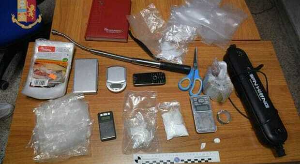 In casa cocaina e tremila euro: 46enne in carcere per spaccio