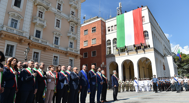 Prefetto, sindaci ed amministratori dinanzi al grande tricolore sciorinato dal Palazzo del Governo per la festa della Repubblica