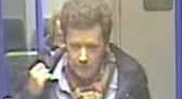 Stupra per 40 minuti donna che dorme Caccia al 'mostro' della metro di Londra