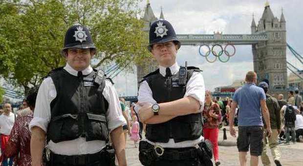 Londra, polizia abbandona casco da Bobby: troppo scomodo