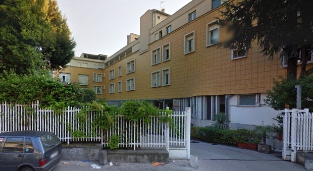 Pensionato si lancia dal primo piano della clinica nel Napoletano: è morto