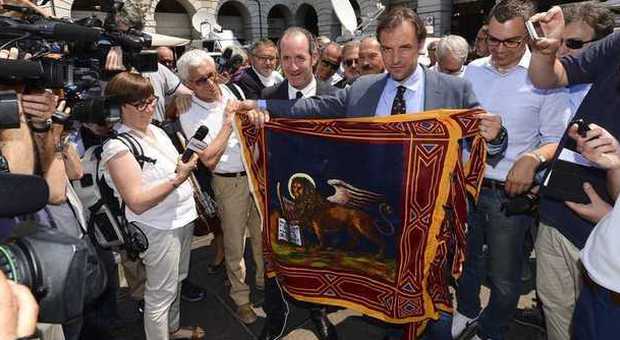 Zaia oggi a Padova ha donato a Bitonci il gonfalone del Veneto