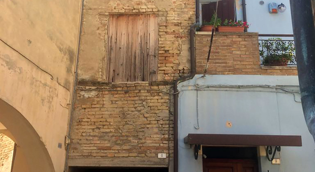 Cartoceto, crolla il tetto di una casa: sgomberata una famiglia di vicini