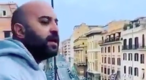 Flashmob durante il Coronavirus, Giuliano Sangiorgi dei Negramaro si affaccia al balcone e improvvisa un concerto