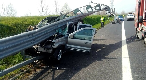 Incidente sulla A28, sbanda con la Jeep e finisce sotto il guardrail: la conducente illesa per miracolo
