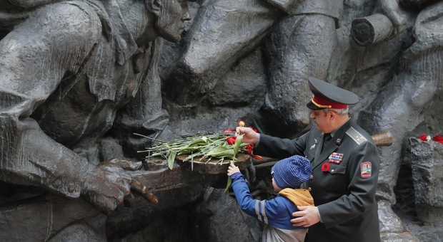 Putin celebra la vittoria sui nazisti: domani la parata (con il timore di attacchi di droni). Kiev festeggia la Giornata dell'Europa