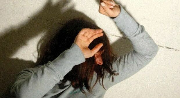 Catanzaro, 50enne tenta di violentare figlia degli amici a un matrimonio: la madre della 16enne lo scopre e scoppia la rissa