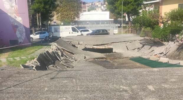 Porto Sant'Elpidio, un boato, il crollo e la voragine: scompare la strada sopra il Fosso dell'Albero interrato